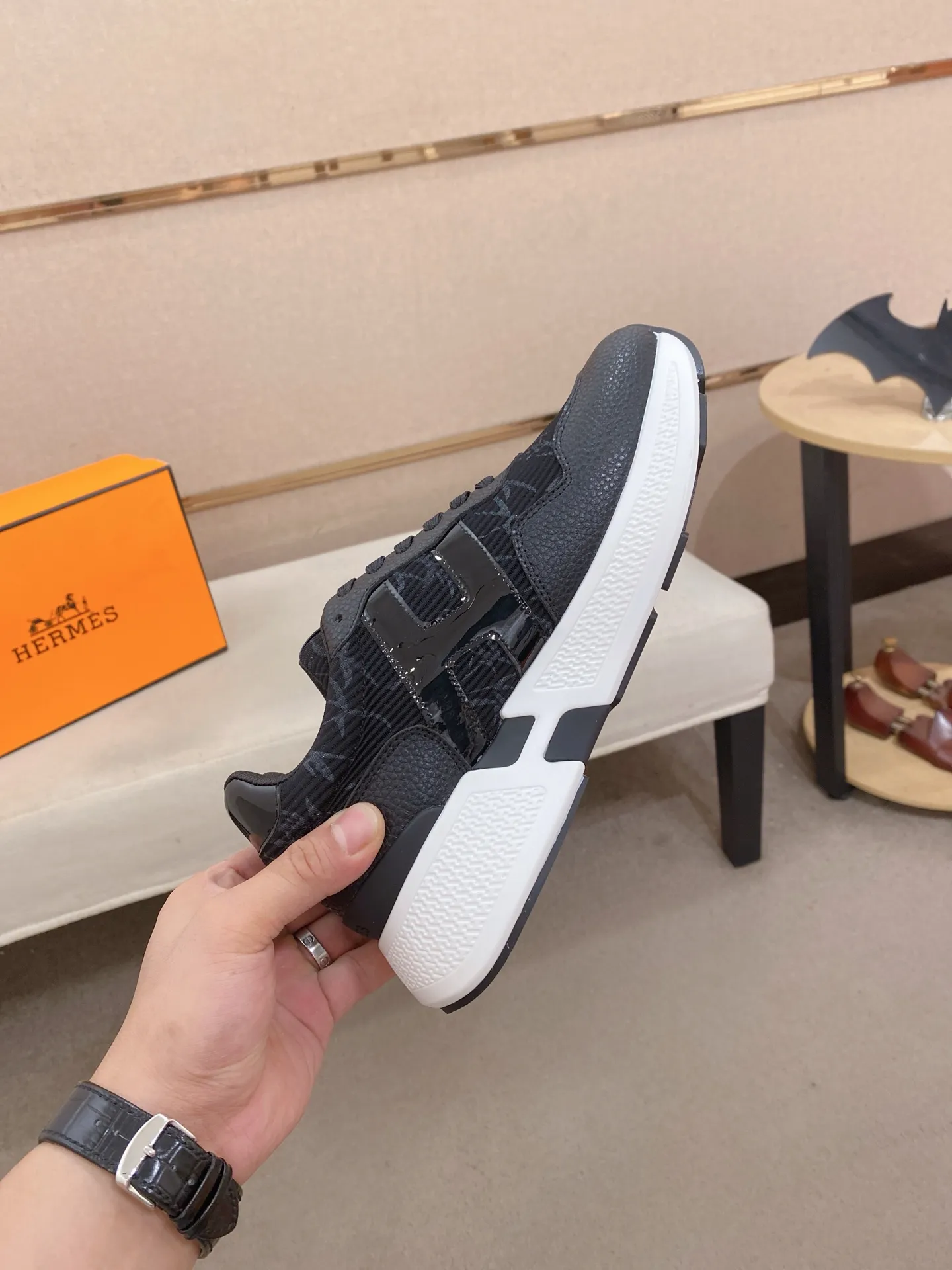 Factory price: 560💰《HERMES》【Classic Original Version】Hermès; Top 🔝 Purchasing Agency 🔍🔍Men's latest 🇺🇸 counters are on sale simultaneously, imported from Italy original ▲▲cowhide ▲▲ (high-end, nobility, class) ) Exquisite workmanship (Italian 🇮🇹 imported water-dyed 🐂 cowhide lining) sole: original sole provided by the original factory, ⚠️exclusive double-layer activity·TPR·rubber·combined molded outsole; super comfortable·wear-resistant·non-slip·environmental protection The real thing is more beautiful if you take the real thing (high quality, follow the order). You can enter and exit the counter at will * Number of yards: 38-44 (45 can be customized and cannot be returned or exchanged)
